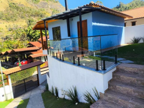 Casa azul - cozinha completa, lareira, vista para as montanhas, bem pertinho do Centro de São Pedro da Serra